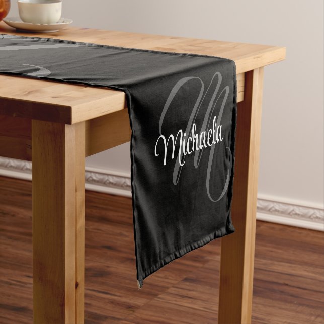 Minimalistischer moderner Monogramm-Anfangsname Kurzer Tischläufer (Beispiel)