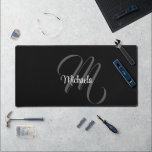 Minimalistischer moderner Monogramm-Anfangsname Schreibtischunterlage<br><div class="desc">Minimalistische moderne Monogramm Anfangsname Schwarz-weiß. Personalisierbarer individuelle Name mit einem kursiven Initial hinter einer schwarzen Farbe.</div>