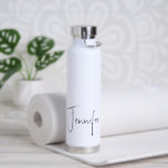 Minimalistischer, moderner Schwarz-weißer Skriptna Trinkflasche<br><div class="desc">Minimalistisch Moderne Schwarz-weiße Script Name Water Bottle ist eine elegante Möglichkeit, Ihr Getränk für Yoga-Training oder einfach den ganzen Tag über zu genießen. Es ist modern und mit Namen vor und hinter der Tasse gestaltet. Anpassbar weiß mit schwarz handgeschriebener Skripttypografie. Das ist auch eine perfekte trendige Geschenkidee! KLICKEN SIE AUF...</div>