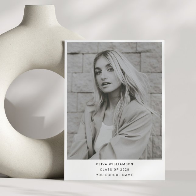 Minimalistischer, moderner weißer Abschluss mit ei Ankündigung (Von Creator hochgeladen)