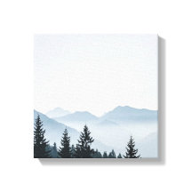 Minimalistischer nebliger Bergwald