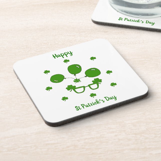 Minimalistischer Niedlicher Happy St Patrick's Day Getränkeuntersetzer (Linke Seite)