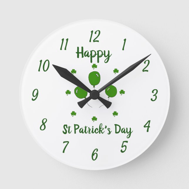 Minimalistischer Niedlicher Happy St Patrick's Day Runde Wanduhr (Vorderseite)