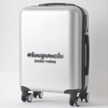 Minimalistischer Personalisierter Honemoon Hashtag Aufkleber<br><div class="desc">#honeymoonvibe Hashtag Aufkleber in modernen Kalligrafien für Koffer,  Autos und mehr. Fügen Sie einfach Ihre Namen oder einen beliebigen Text hinzu. Sie können auch Ihren eigenen Hashtag hinzufügen,  wenn Sie möchten,  aber müssen möglicherweise nur die Schriftart-Größe,  um sicherzustellen,  dass es passt. Klicken Sie dazu auf "Bearbeiten mit dem Entwurfswerkzeug".</div>