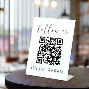 Minimalistischer QR-Code auf Instagram Sockelschild
