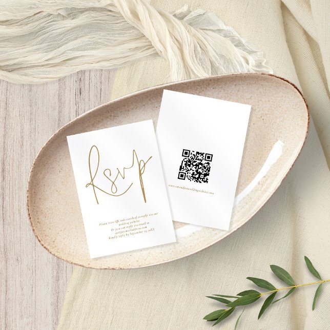 Minimalistischer QR Code Gold Script Wedding RSVP  Einladung (Front and back view of this elegant small RSVP enclosure card with QR code)