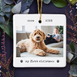 Minimalistischer Schreibmaschinenhund - Erstes Wei Keramikornament<br><div class="desc">Diese schlichten und minimalistischen Weihnachtsschmuckstücke zeigen auf der Vorderseite Ihr Lieblingshund oder Welpe mit seinem Namen, dem Jahr, und den Worten "meine ersten Weihnachten" in schwarzer Schrift-Look Text mit zwei niedlichen Pfotendrucken. Auf der Rückseite befindet sich ein weiteres Foto Ihres Tieres, das mit einem Overlay aufgehellt ist, sodass Sie direkt...</div>