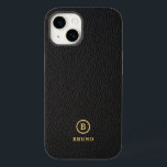 Minimalistischer Schwarz-Leder-Text, benutzerdefin Case-Mate iPhone 14 Hülle<br><div class="desc">Schwarzer Vintager Ledertexturhintergrund,  minimalistisches Design mit goldfarbener Typografie. Benutzerdefiniertes Monogramm.</div>