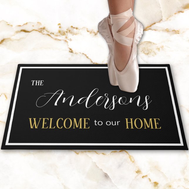 Minimalistischer Schwarz-weißer Name für elegante  Fußmatte (Modern Black White Gold Elegant Script Doormat)