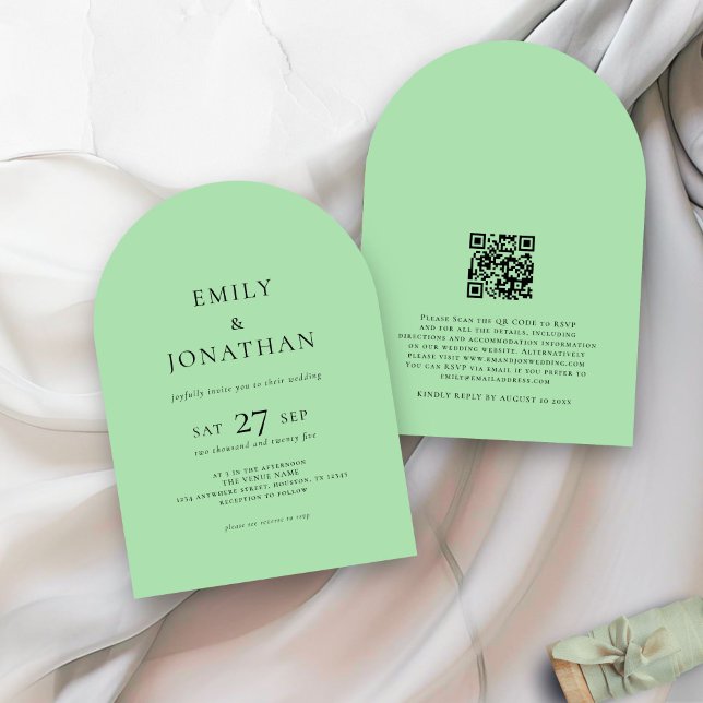 Minimalistischer Text QR Celadon Green Arch Weddin Einladung (front and back view)