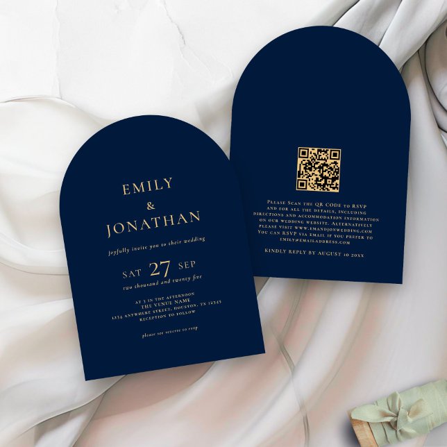 Minimalistischer Text QR Code Navy Gold Arch Weddi Einladung (front and back view)