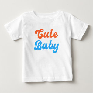 Minimalistischer Typografie-T - Shirt von Kindern