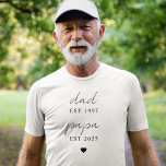 Minimalistischer Vater & Papa EST Jahr Sondergesch T-Shirt<br><div class="desc">Feiern Sie beide Generationen von Liebe mit diesem stilvollen minimalistischen "Vater & Papa EST" Custom T - Shirt. Personalisieren Sie mit sinnvollen etablierten Jahren, um den Moment zu ehren, in dem er Vater und Großvater wurde. Dieses gedankenvolle und moderne Shirt vereint sentimentalen Wert mit Alltagskomfort. Es ist ein Geschenk für...</div>