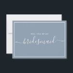Minimalistischer Vorschlag für eine Blue Bridesmai Einladung<br><div class="desc">Vorschlag für eine Minimalistische moderne,  blaue Kalligrafie Bridesmaid. Brautparty Vorschlagskarte und Einladung. Mit trendigem und stilvollem Script-Schriftart und pastellfarbenem Dusty Blue.</div>