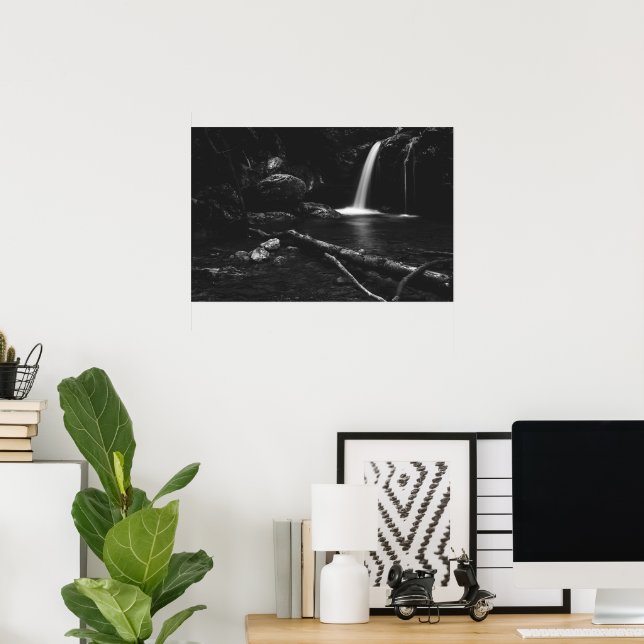 Minimalistischer Wasserfall hinter gebrochenem Bau Poster (Heimbüro)