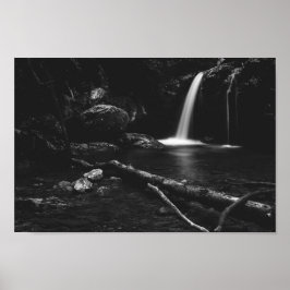 Minimalistischer Wasserfall hinter gebrochenem Bau Poster