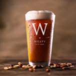 Minimalistischer weißer Monogramm-Trauzeuge Glas<br><div class="desc">Mit Monogramm Bierglas für Ihren Trauzeuge mit seinem weißen Original in einem einfachen,  minimalistischen Design über seinem Namen.</div>