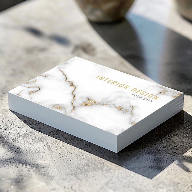 Minimalistischer weißer und goldener Marmor Visitenkarte (White marble business card with gold veining, bold name, and minimalist black details.)