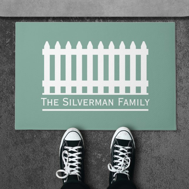 Minimalistischer Weißzaun bei der grünen Familie Fußmatte (Minimalist White Picket Fence on Green Family Doormat)