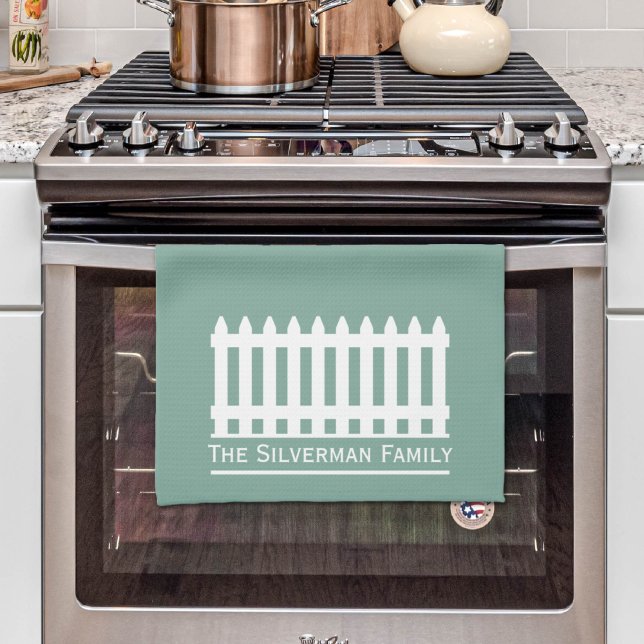 Minimalistischer Weißzaun bei der grünen Familie Geschirrtuch (Minimalist White Picket Fence on Green Family Kitchen Towel
)