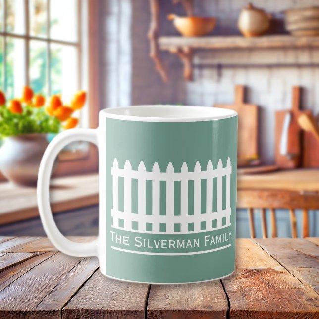 Minimalistischer Weißzaun bei der grünen Familie Kaffeetasse (Minimalist White Picket Fence on Green Family Coffee Mug
)