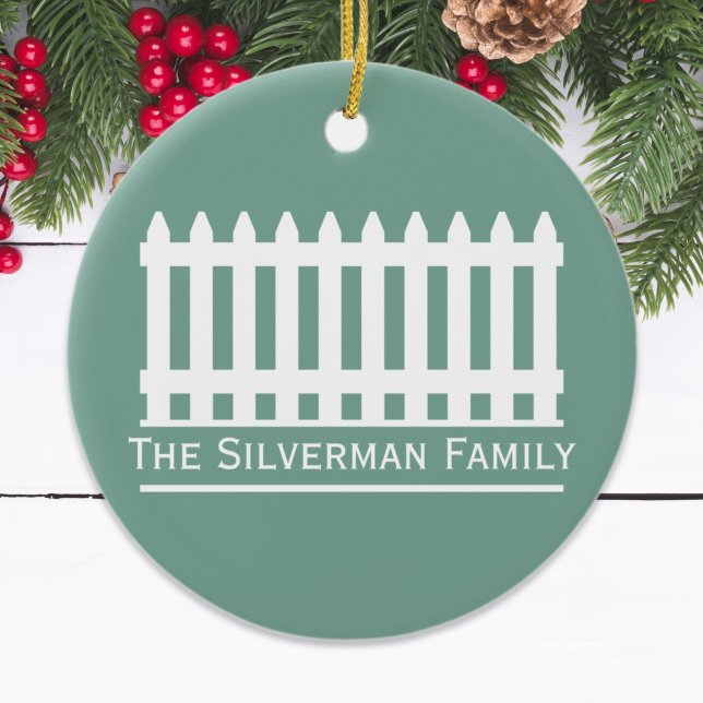 Minimalistischer Weißzaun für grüne Personalisieru Keramik Ornament (Minimalist White Picket Fence on Green Personalize Ornament
)