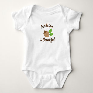 Minimalistisches Baby First Erntedank ist dankbar Baby Strampler