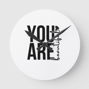 Minimalistisches „Beautiful“-Typografie-Design – S Runde Wanduhr