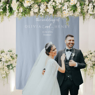 Minimalistisches blaues Hochzeitsszenario im Hinte Wandteppich