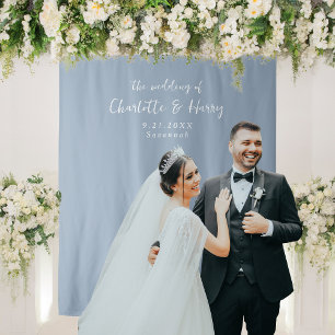 Minimalistisches blaues Hochzeitsszenario im Hinte Wandteppich