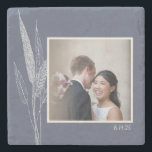 Minimalistisches botanisches blaues Personalisiert Steinuntersetzer<br><div class="desc">Dieser hübsche und stilvolle Untersetzer aus Stein zeigt Ihr Foto und Text auf einer minimalistischen botanischen Abbildung in marineblau. Ideal für Jubiläum-Party.</div>