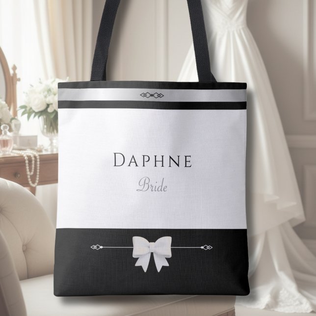 Minimalistisches Brautgeschenk | Elegante Typograf (Luxury minimalist Bride tote bag with elegant typography in a sophisticated wedding morning setting.)