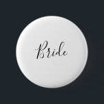 Minimalistisches Brautparty Button<br><div class="desc">Dieser minimalistische Brautparty-Button ist perfekt für einen einfachen Polterabend. Das moderne romantische Design besticht durch klassische schwarz-weiße Typografie gepaart mit einer rustikalen und eleganten Kalligraphie mit Vintagem handgeschriebenem Stil. Anpassbar in jeder Farbe. Behalt das Design einfach und elegant, wie es ist, oder personalisiere es durch Hinzufügen von eigenen Grafiken und...</div>