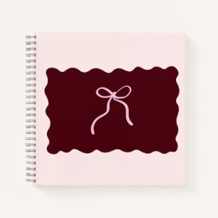 Minimalistisches burgunderrotes Spiralnotizbuch mi Notizbuch