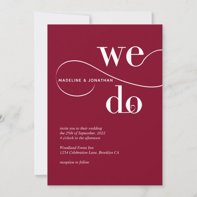 Minimalistisches Burgundy Red We Do Calligrafy Wed Einladung (Vorderseite)
