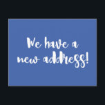 Minimalistisches Cobalt Blue Wir bewegten neue Zuh Postkarte<br><div class="desc">Dieser moderne Minimalist,  den wir verschoben Ansage Postcard bietet lustige Pinselschrift in Kobaltblau und Weiß.</div>