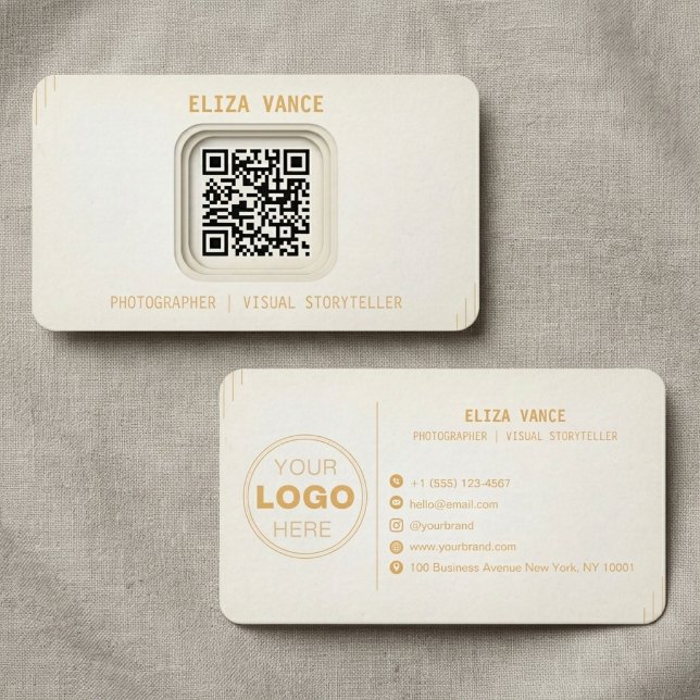 Minimalistisches Creme Gold QR Code Fotograf Visitenkarte (Editorial Style Photography Branding | Minimalist Wide-Track Typography)