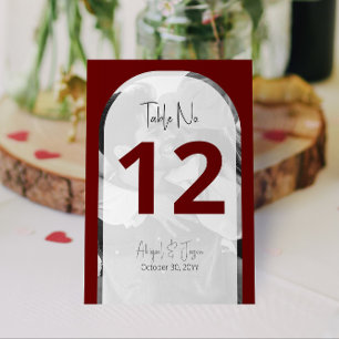 Minimalistisches Deep Burgundy Arched Foto Wedding Tischnummer