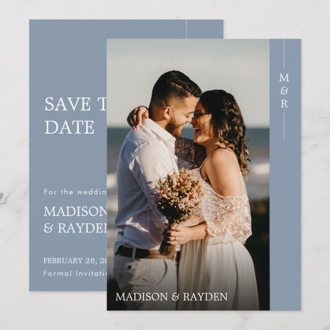 Minimalistisches Dusty Blue mit Foto Monogram Wedd Save The Date (Vorne/Hinten)