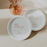Minimalistisches elegantes Brautparty White Pappteller<br><div class="desc">Erleben Sie Ihre Hochzeitsfeier mit der perfekten Mischung aus Minimalismus und Eleganz, die in unseren Weißbuch-Tellern mit einem subtilen Monogramm verkörpert wird. Erleben Sie mühelos Raffinesse und machen Sie Ihren besonderen Tag unvergesslich. Koordiniert mit der "Chloe"-Sammlung für Hochzeitsfeiern. Entdecken Sie das komplette passende Set, indem Sie auf den Link Sammlung...</div>