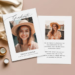 Minimalistisches, elegantes Skript Zwei-Foto-Absch Ankündigung<br><div class="desc">Teilen Sie mit dieser modernen Minimalistischen Script Two Foto Abschluss Announcement Card die spannenden Neuigkeiten Ihres Abschlusses. Diese elegante Karte zeichnet sich durch ein einfaches und modernes Design mit einem minimalistischen handgeschriebenen Kalligraphieskript aus. Die Karte hat Platz für zwei Abiturbilder in einer Collage aus Foto, was sie zu einer personalisierten...</div>