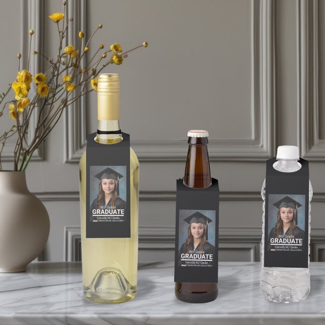 Minimalistisches Foto 8. Abschluss Ankündigung Flaschenanhänger (Von Creator hochgeladen)