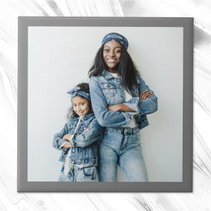 Minimalistisches Foto an den grauen Grenzen Fliese