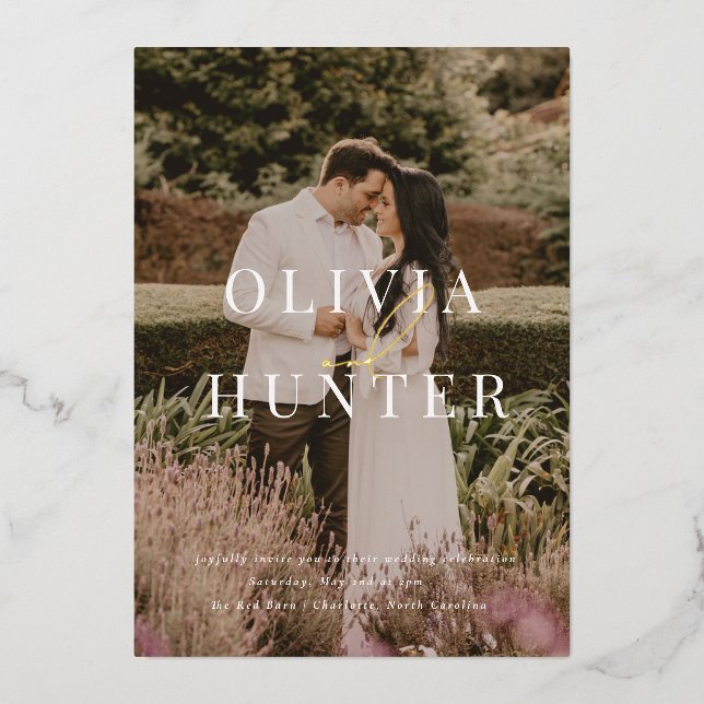 Minimalistisches Foto Calligraphy Wedding Gold Folieneinladung (Vorderseite)