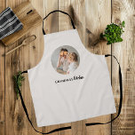 Minimalistisches Foto | Großmutter-Geschenk Schürze<br><div class="desc">Diese charmante Schürze ist das ideale Geschenk für jede geliebte Oma, die Lieben in der Küche verbringen. Mit einem minimalistischen Design und einer persönlichen Touch, beinhaltet diese Schürze ein Foto Ihrer Wahl, um es wirklich einzigartig zu machen. Egal, ob sie Kekse backt oder ein Familienfest vorbereitet, diese Schürze behalte ihr...</div>