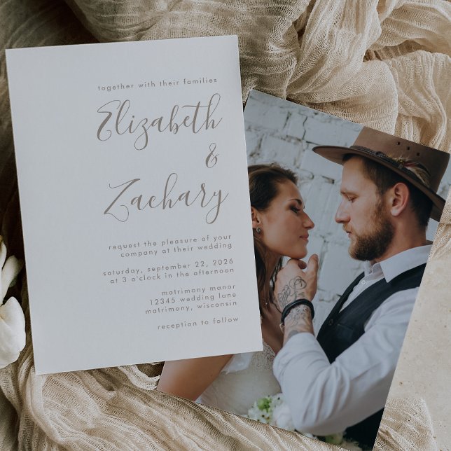 Minimalistisches Foto Taupe Script Hochzeit Einladung (Von Creator hochgeladen)