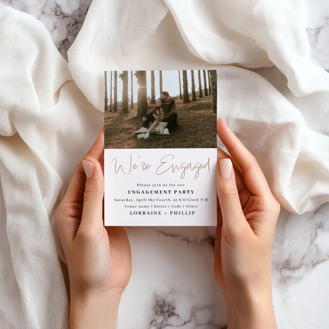 Minimalistisches Foto Wir sind Verlobte Party-Ankü Einladung (Contemporary “We’re Engaged” 2-Photo Invitation.)