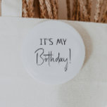 Minimalistisches Geschlecht Neutral Es ist mein Ge Button<br><div class="desc">Feiern Sie Ihren besonderen Tag mit unserem minimalistisch geschlechtsneutral gestalteten Geburtstagsknopf, der für Kinder jeden Alters konzipiert ist. Dieses Produkt ist perfekt zum Geburtstag in jeder Jahreszeit - Frühjahr, Sommer, Herbst oder Winter - mit einem sauberen, modernen Schwarz-Weiß-Design mit einer Touch von Boho Whimsy. Sein schlichter und dennoch rustikaler Stil...</div>