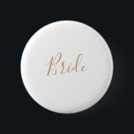 Minimalistisches Gold-Bride-Brautparty Button<br><div class="desc">Dieser minimalistische Brautparty-Knopf ist perfekt für einen einfachen Polterabend. Das moderne romantische Design besticht durch klassische Goldtypografie und Weiß, gepaart mit einer rustikalen und eleganten Kalligraphie mit Vintagem handgeschriebenem Stil. Anpassbar in jeder Farbe. Behalt das Design einfach und elegant, wie es ist, oder personalisiere es durch Hinzufügen von eigenen Grafiken...</div>