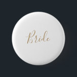 Minimalistisches Gold-Bride-Brautparty Button<br><div class="desc">Dieser minimalistische Brautparty-Knopf ist perfekt für einen einfachen Polterabend. Das moderne romantische Design besticht durch klassische Goldtypografie und Weiß, gepaart mit einer rustikalen und eleganten Kalligraphie mit Vintagem handgeschriebenem Stil. Anpassbar in jeder Farbe. Behalt das Design einfach und elegant, wie es ist, oder personalisiere es durch Hinzufügen von eigenen Grafiken...</div>